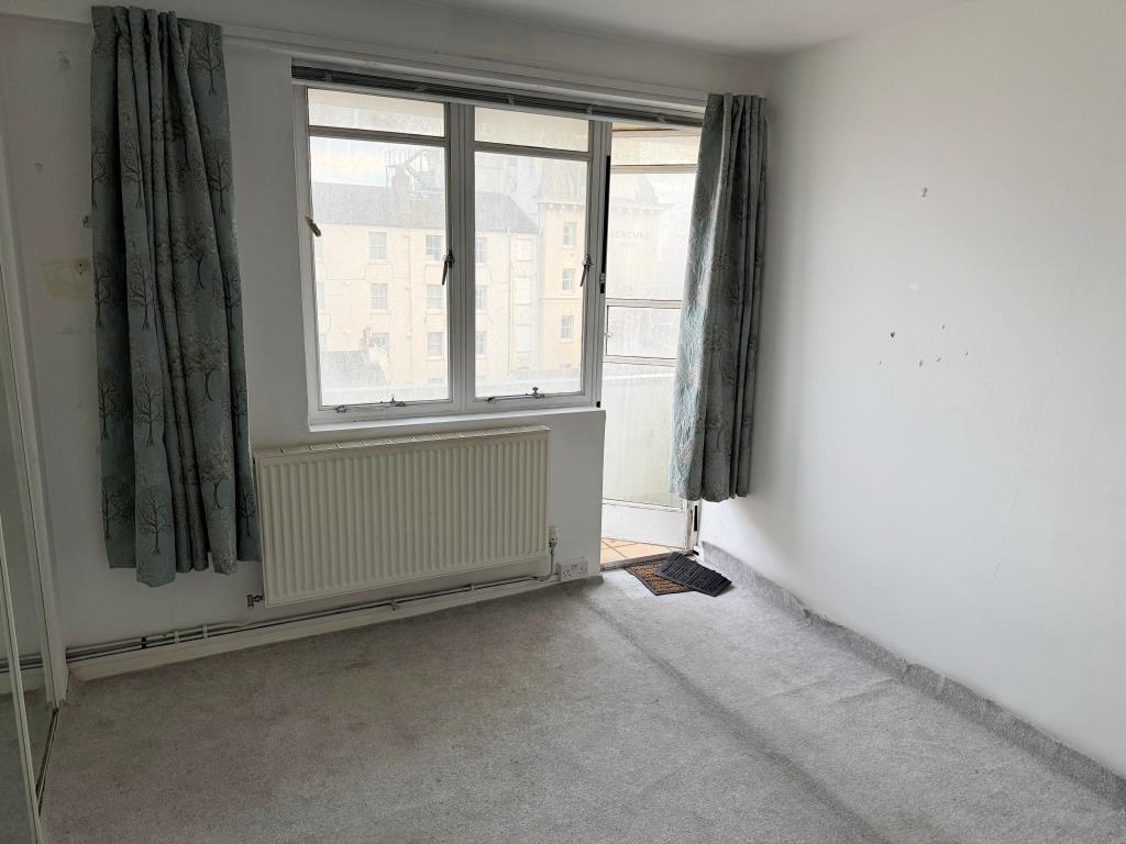 Lot: 87 - BALCONY FLAT IN NEED OF UPDATING - View of living room with access to balcony